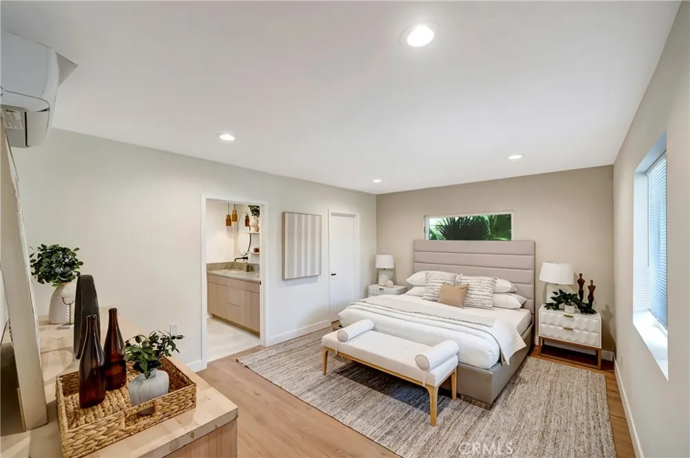 22120 Costanso Street Woodland Hills, CA 91364