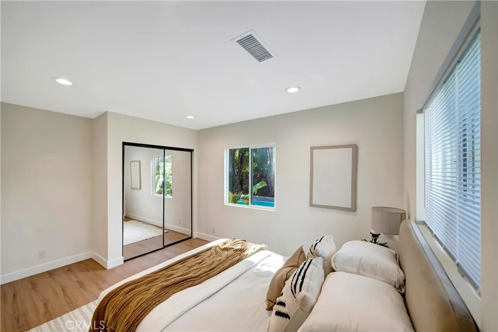 22120 Costanso Street Woodland Hills, CA 91364