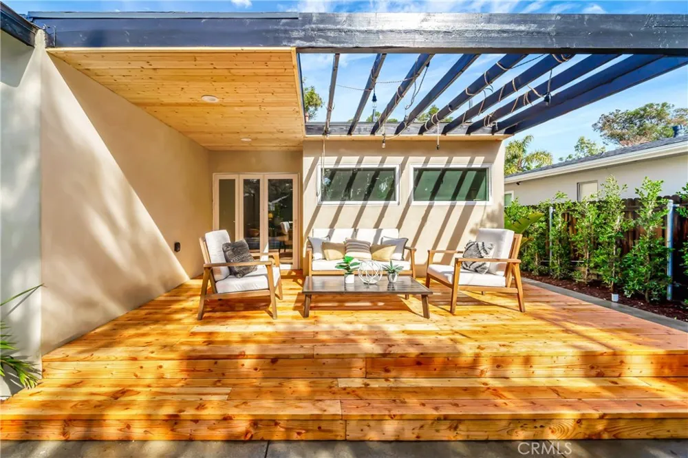 22120 Costanso Street Woodland Hills, CA 91364
