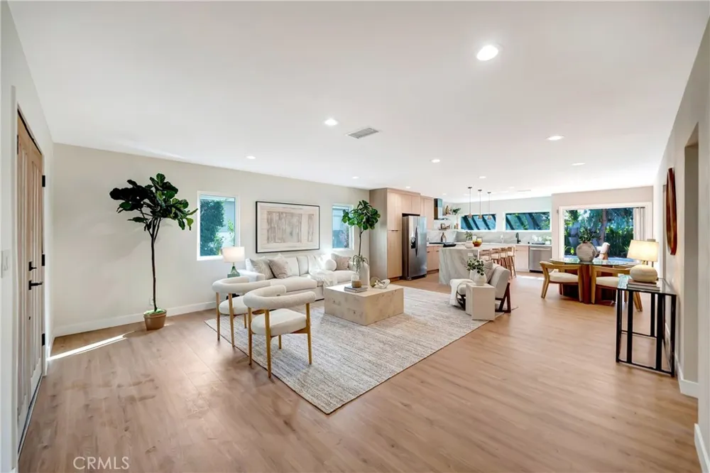 22120 Costanso Street Woodland Hills, CA 91364