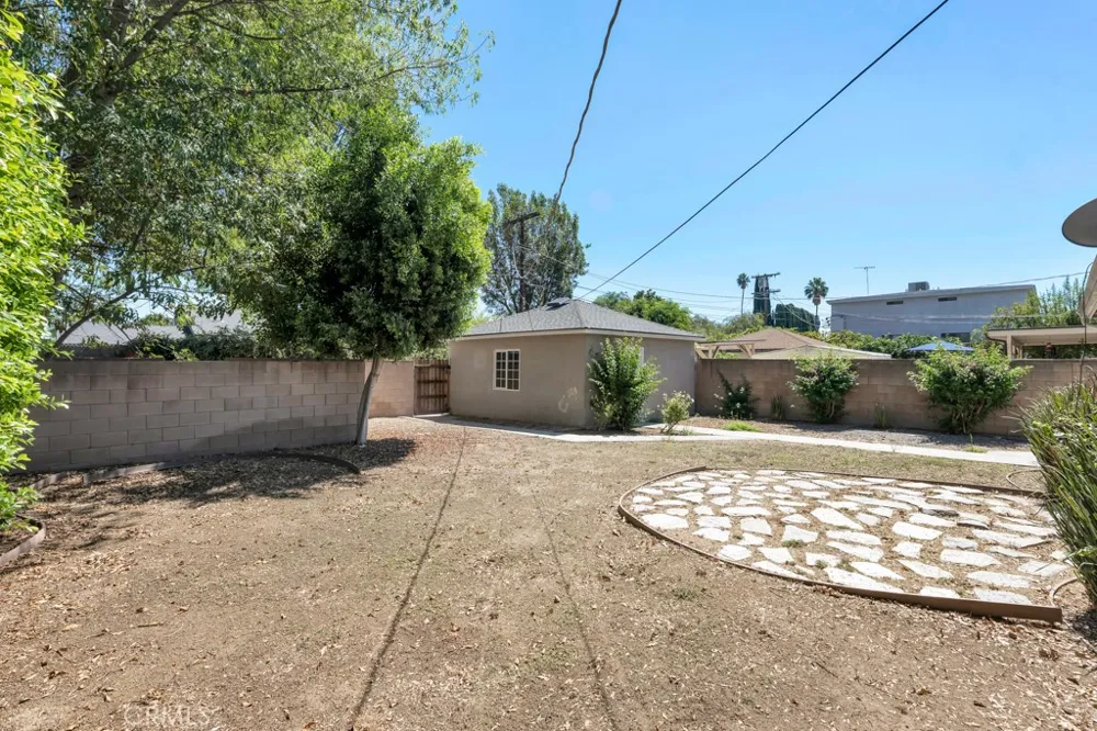 6056 Woodman Avenue Van Nuys, CA 91401