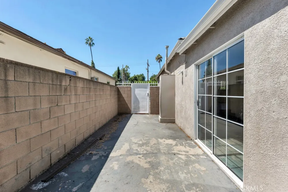6056 Woodman Avenue Van Nuys, CA 91401