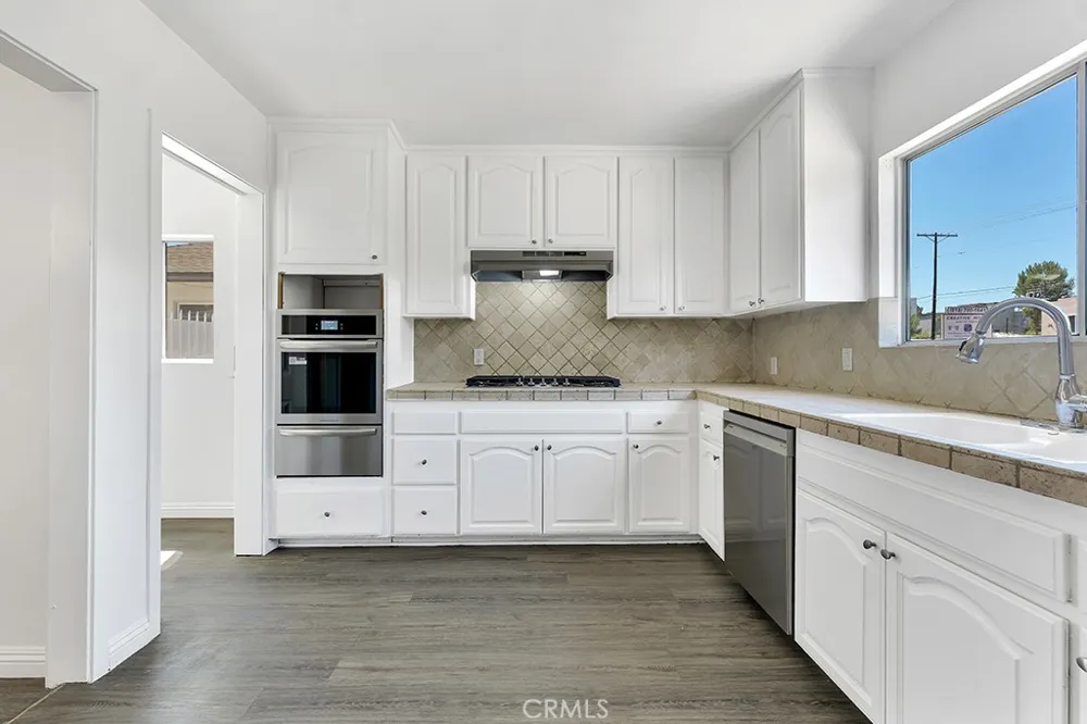 6056 Woodman Avenue Van Nuys, CA 91401