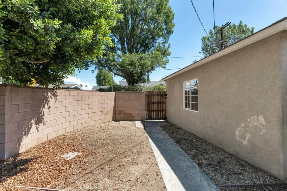 6056 Woodman Avenue Van Nuys, CA 91401