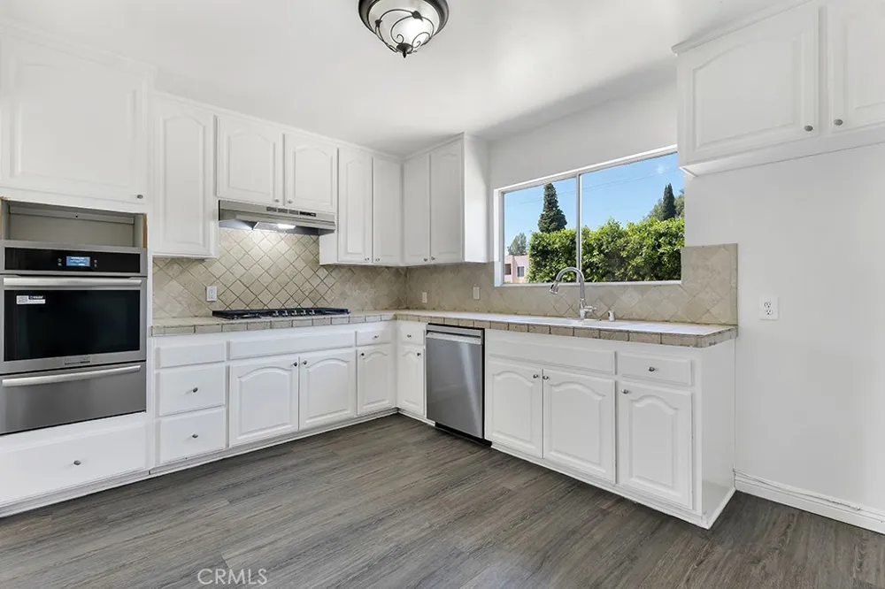 6056 Woodman Avenue Van Nuys, CA 91401