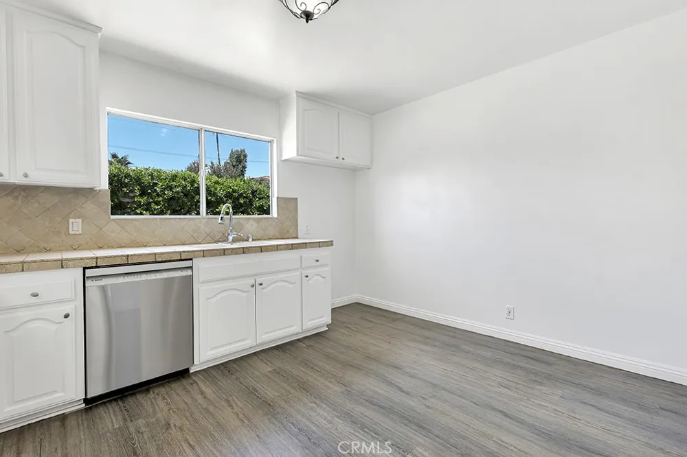 6056 Woodman Avenue Van Nuys, CA 91401