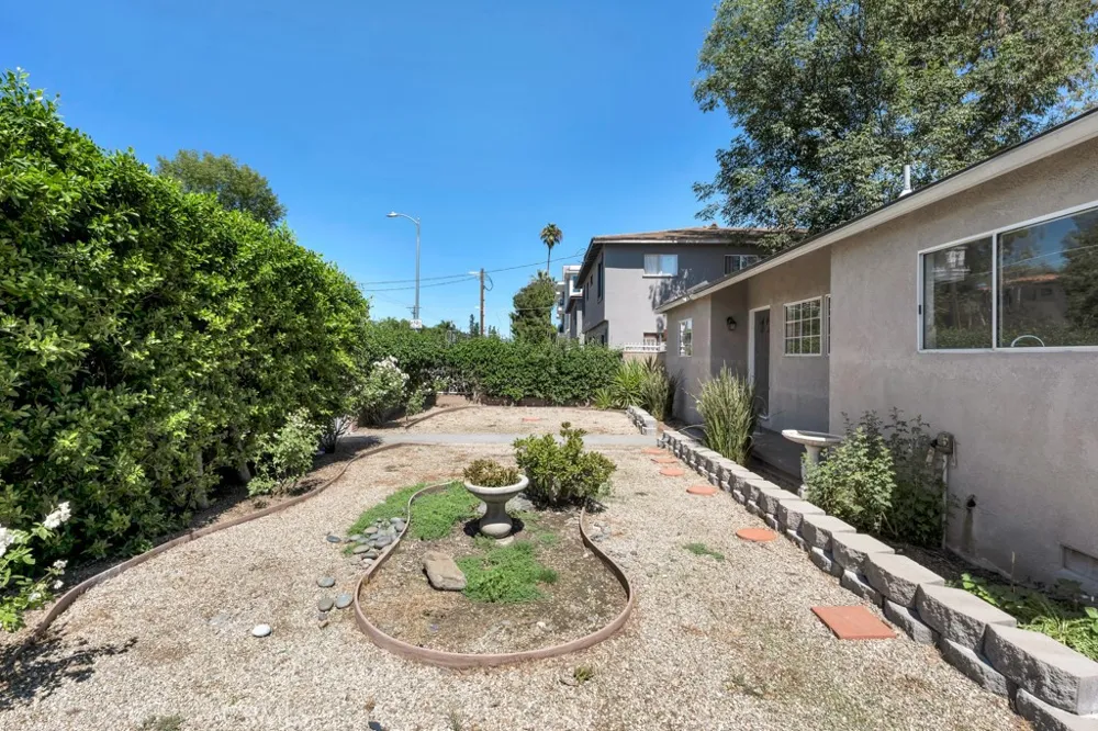 6056 Woodman Avenue Van Nuys, CA 91401