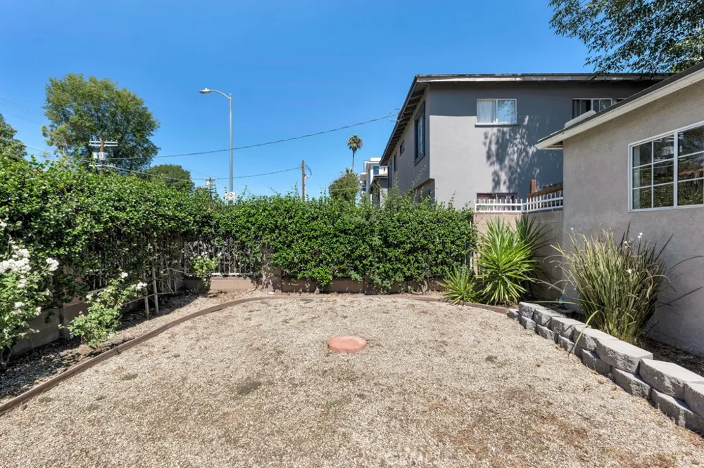 6056 Woodman Avenue Van Nuys, CA 91401