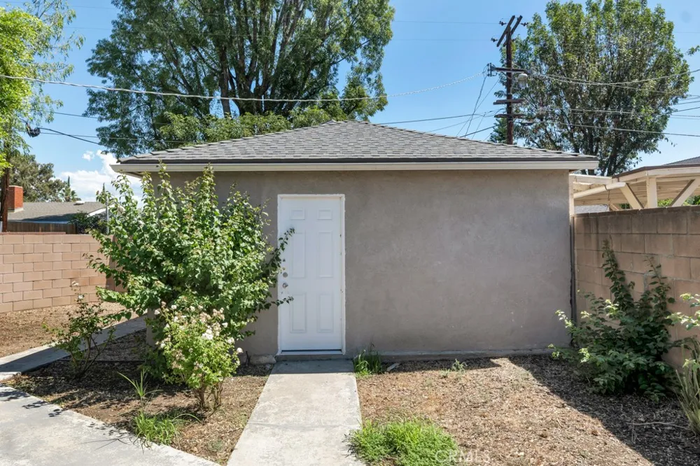 6056 Woodman Avenue Van Nuys, CA 91401