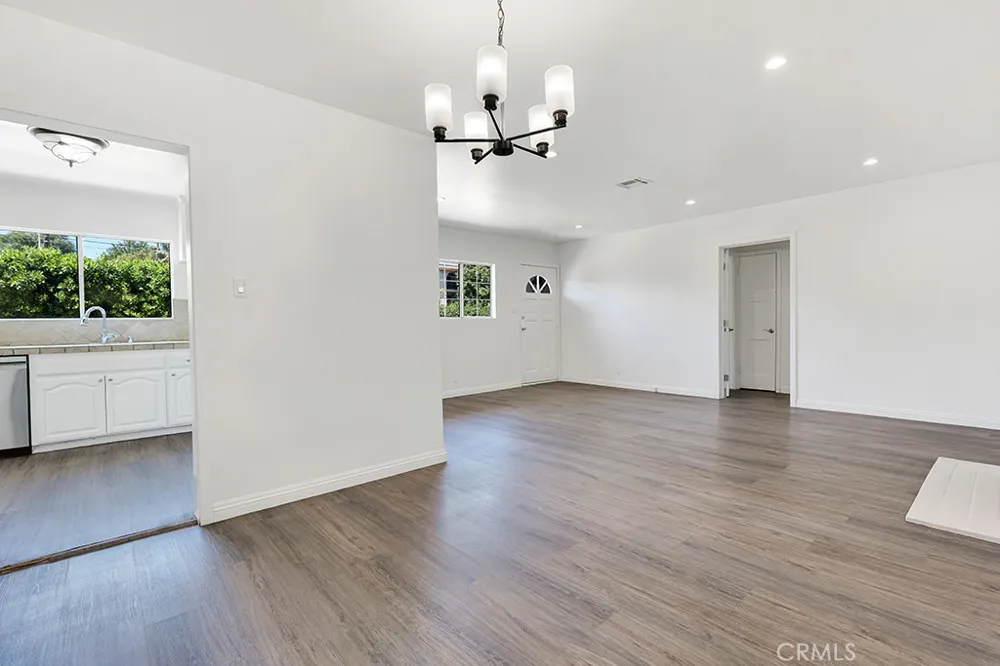 6056 Woodman Avenue Van Nuys, CA 91401