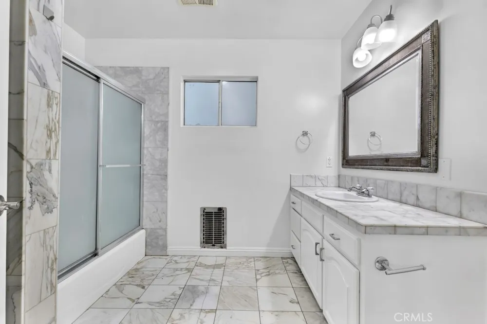 6056 Woodman Avenue Van Nuys, CA 91401