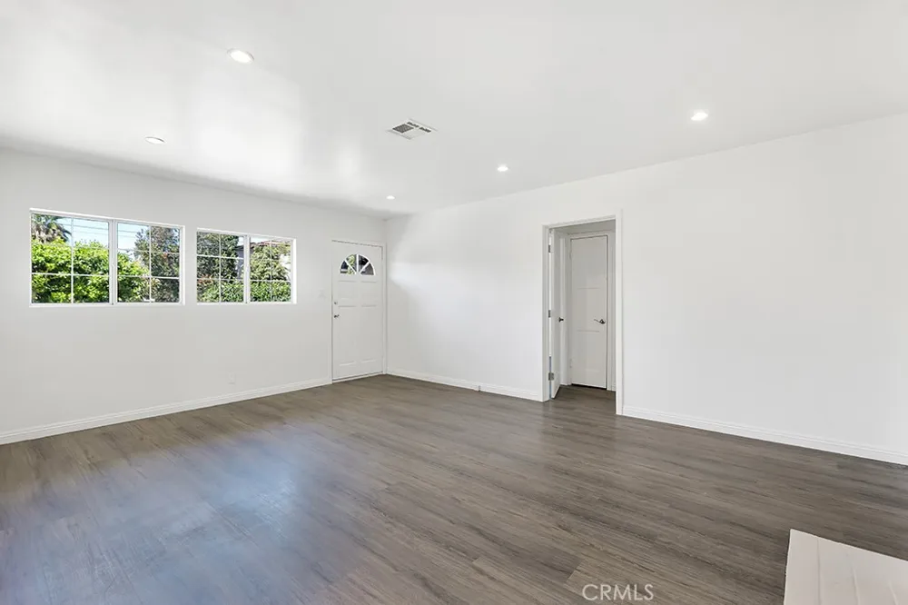 6056 Woodman Avenue Van Nuys, CA 91401