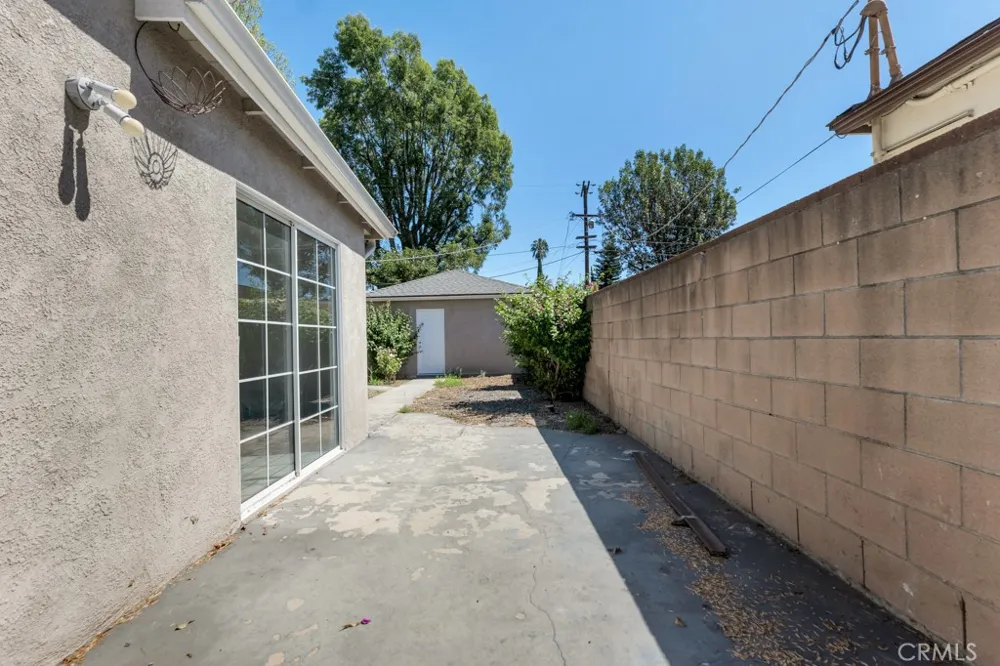 6056 Woodman Avenue Van Nuys, CA 91401