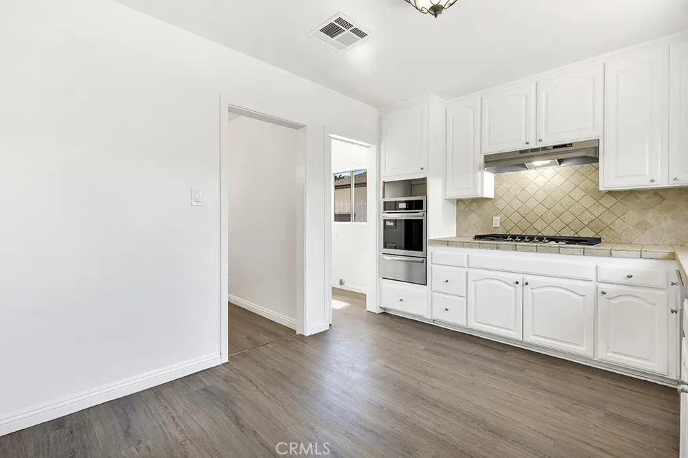 6056 Woodman Avenue Van Nuys, CA 91401