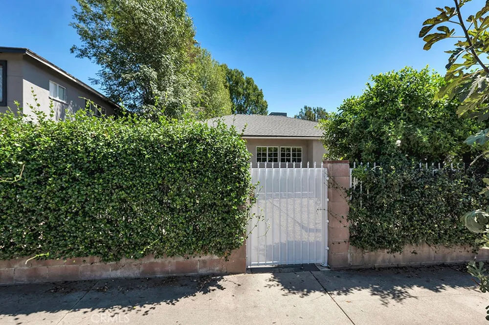 6056 Woodman Avenue Van Nuys, CA 91401