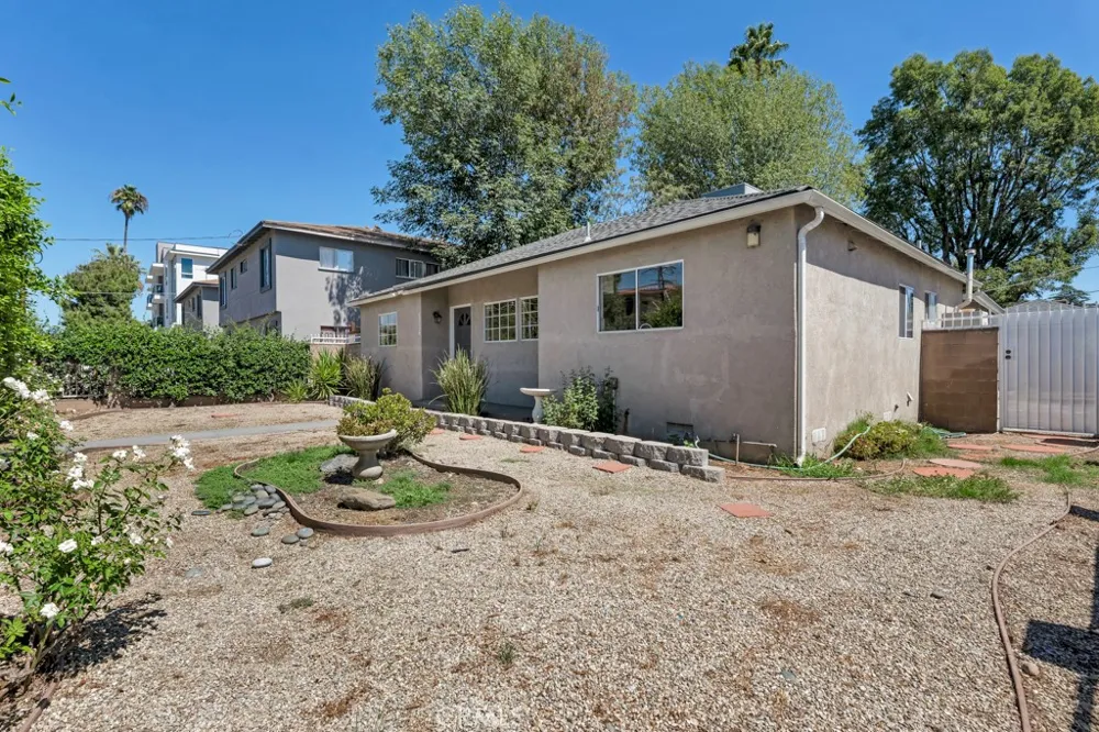 6056 Woodman Avenue Van Nuys, CA 91401
