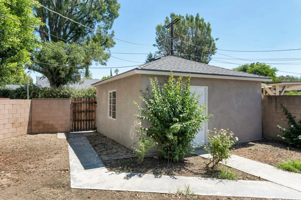 6056 Woodman Avenue Van Nuys, CA 91401