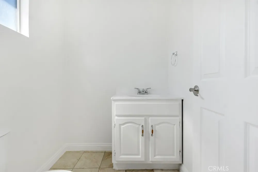 6056 Woodman Avenue Van Nuys, CA 91401