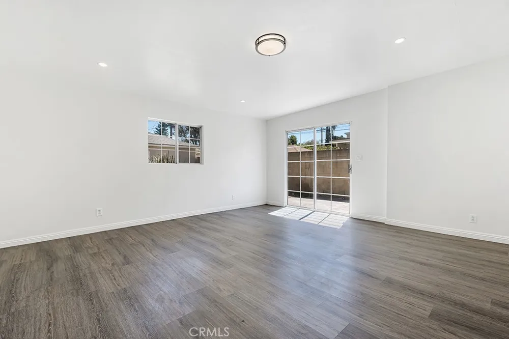 6056 Woodman Avenue Van Nuys, CA 91401