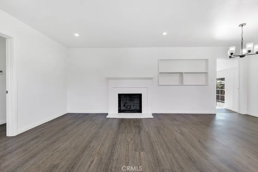 6056 Woodman Avenue Van Nuys, CA 91401