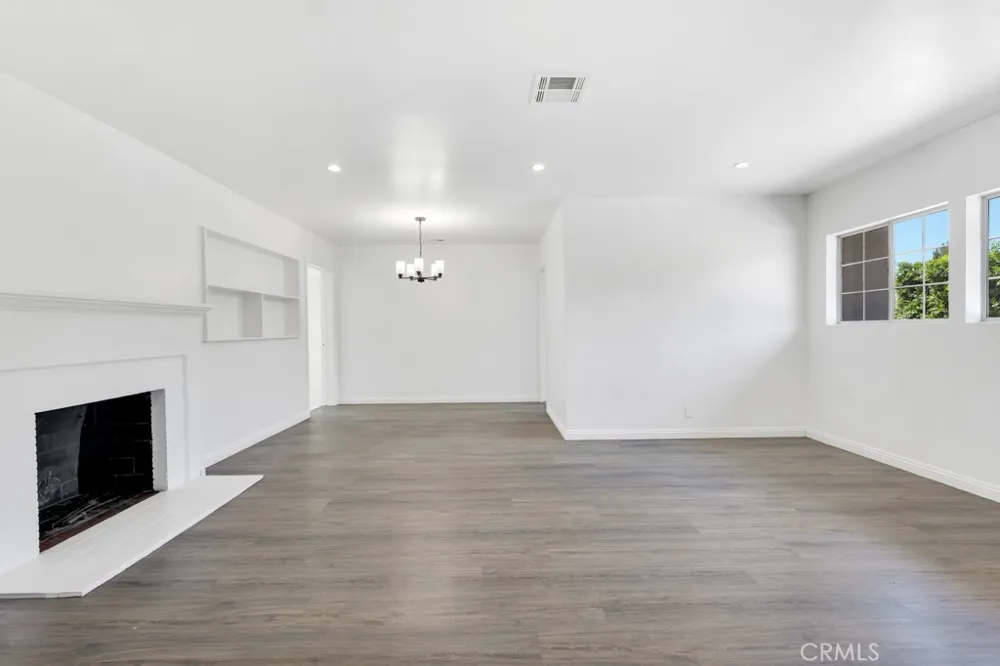 6056 Woodman Avenue Van Nuys, CA 91401