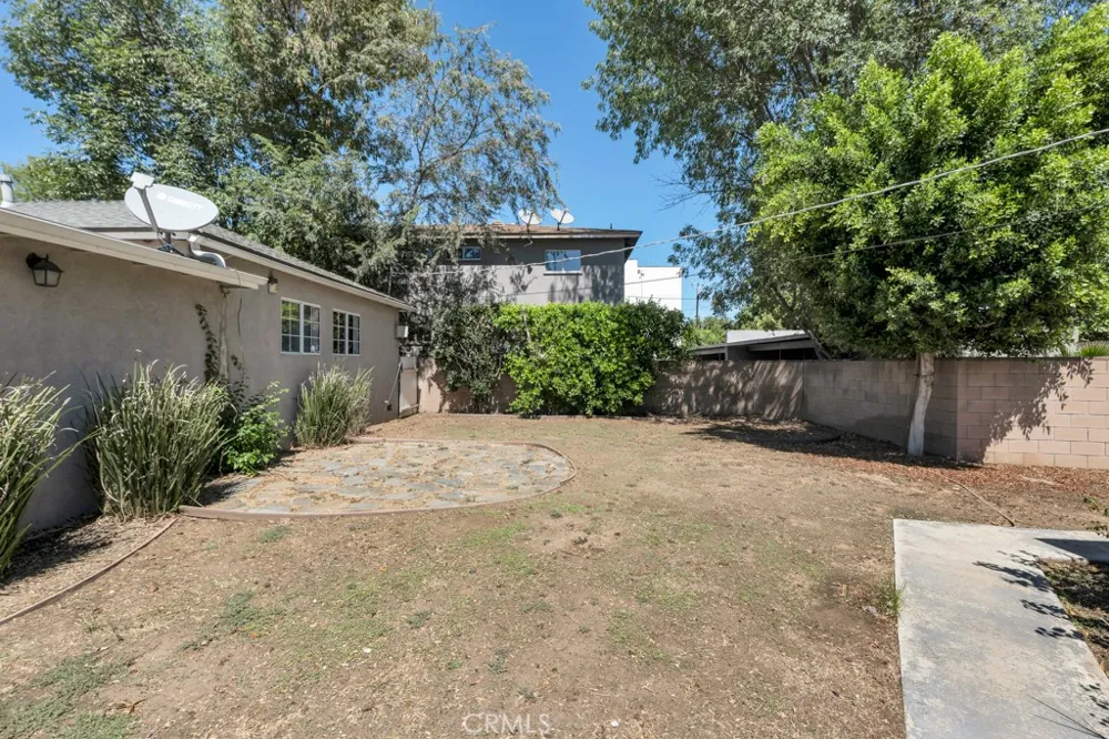 6056 Woodman Avenue Van Nuys, CA 91401