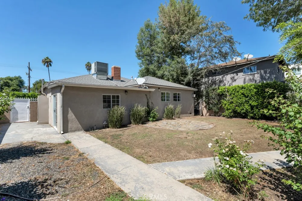 6056 Woodman Avenue Van Nuys, CA 91401