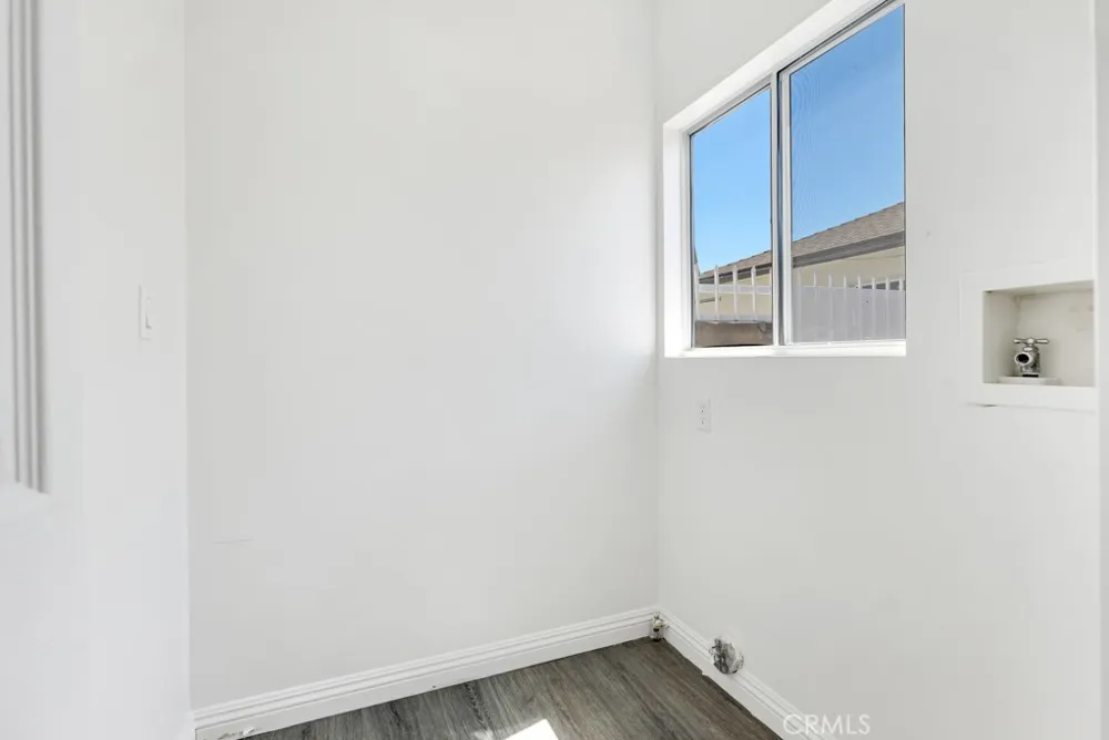 6056 Woodman Avenue Van Nuys, CA 91401