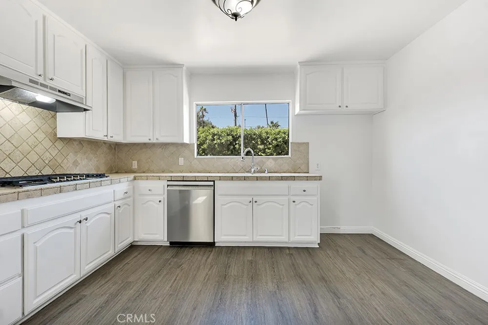 6056 Woodman Avenue Van Nuys, CA 91401