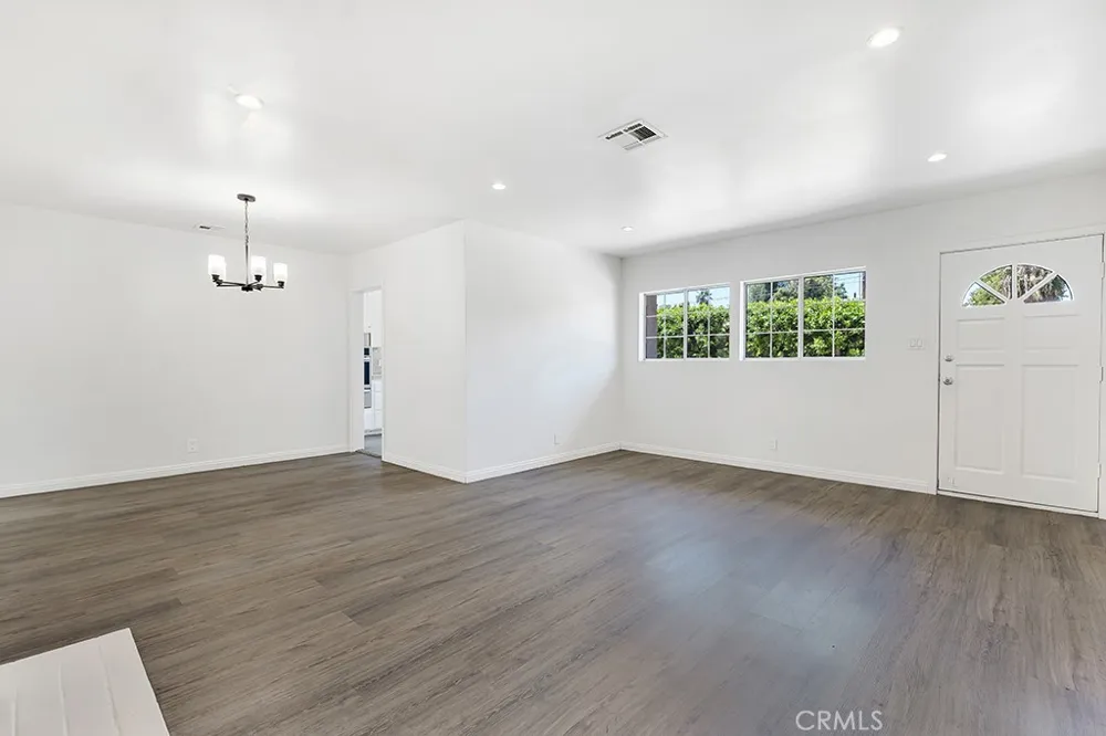 6056 Woodman Avenue Van Nuys, CA 91401