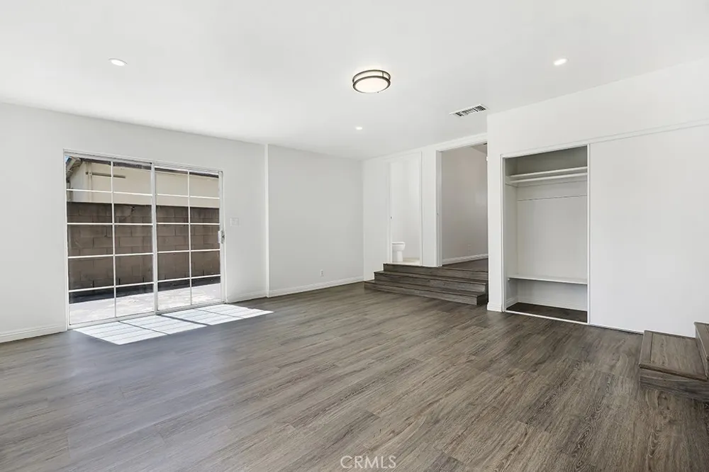 6056 Woodman Avenue Van Nuys, CA 91401