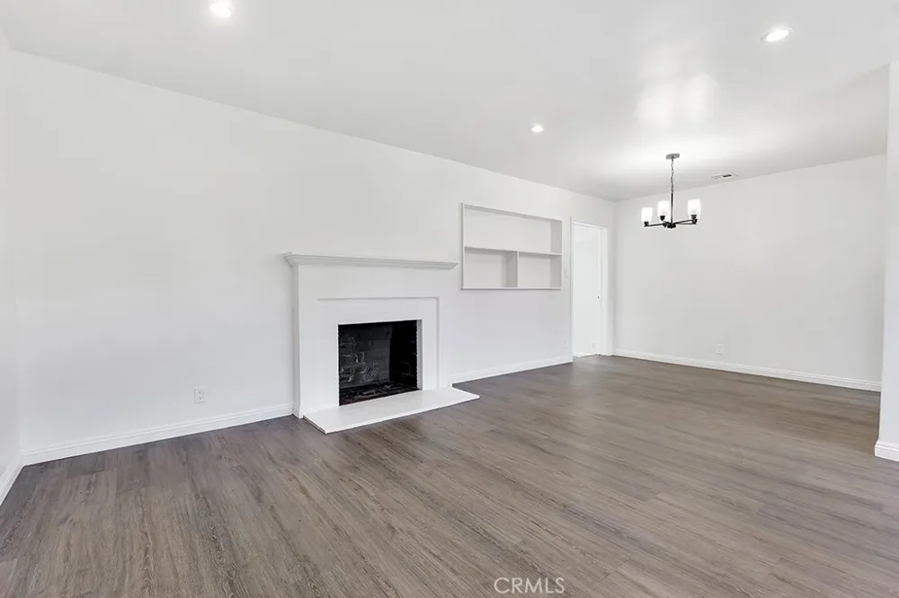 6056 Woodman Avenue Van Nuys, CA 91401