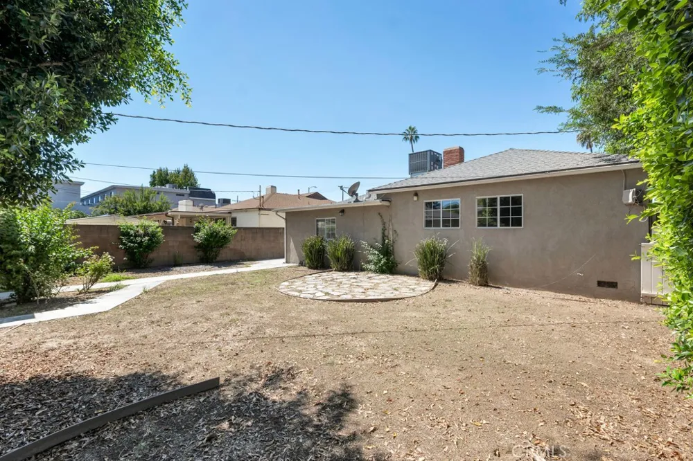 6056 Woodman Avenue Van Nuys, CA 91401