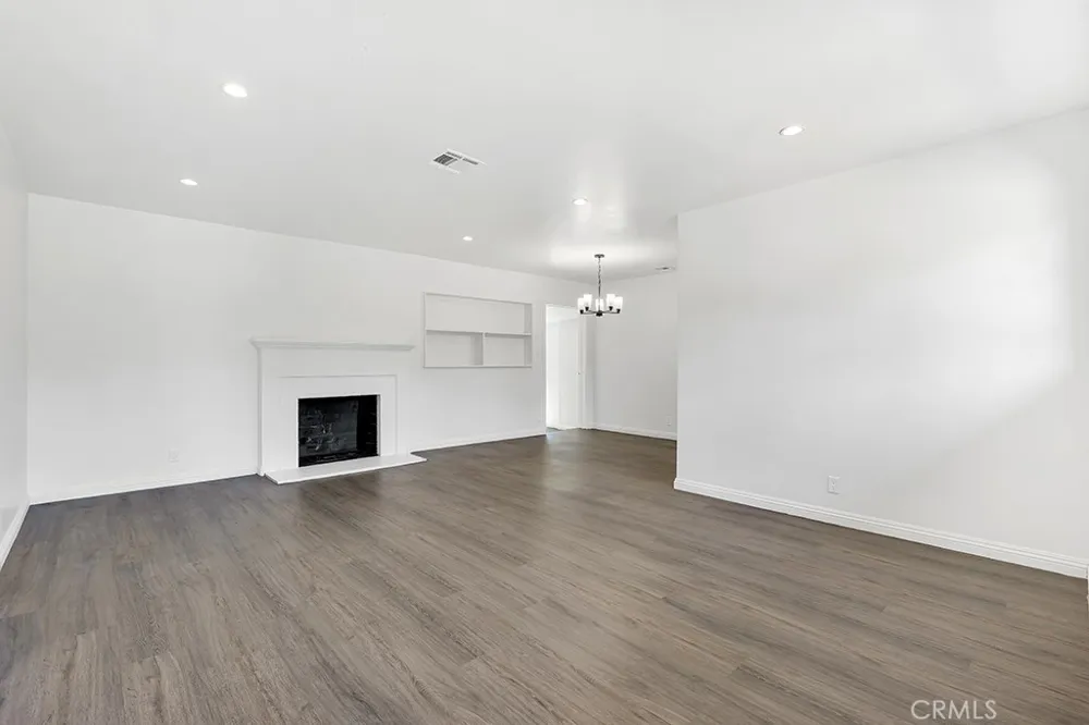 6056 Woodman Avenue Van Nuys, CA 91401