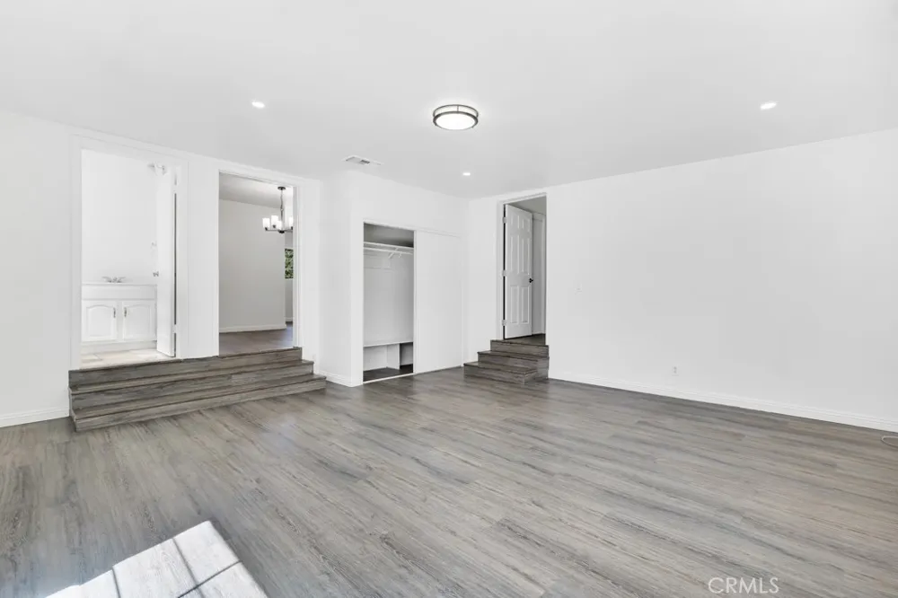 6056 Woodman Avenue Van Nuys, CA 91401