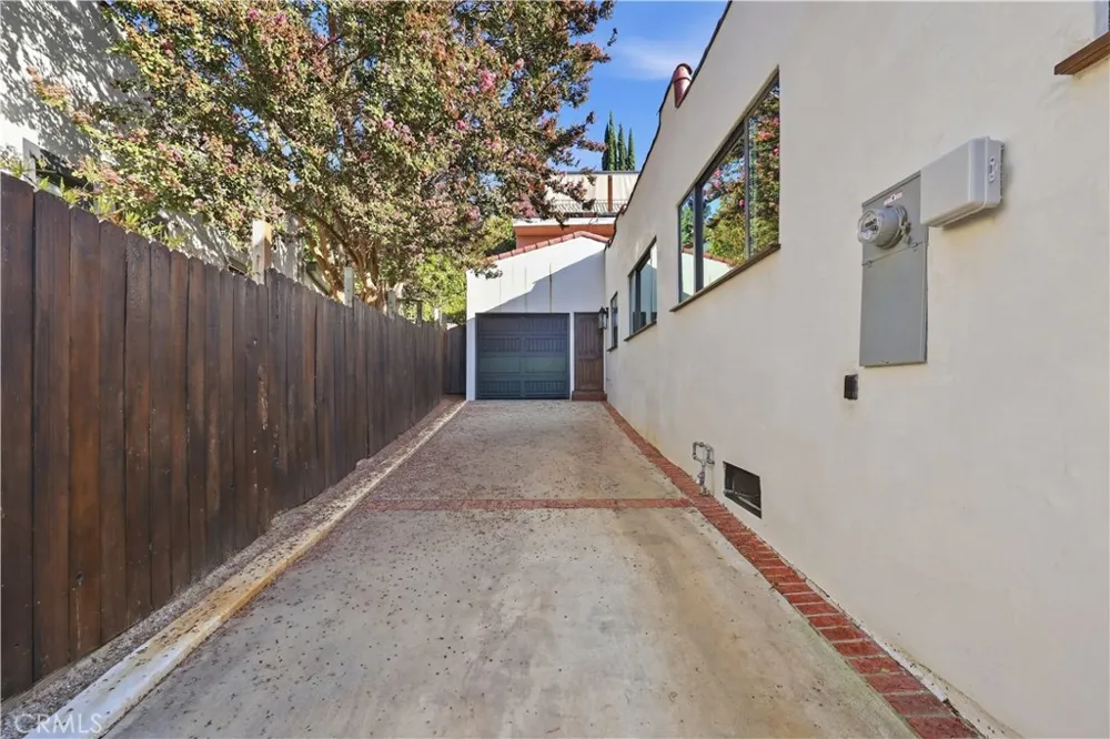 1222 Princeton Drive Glendale, CA 91205