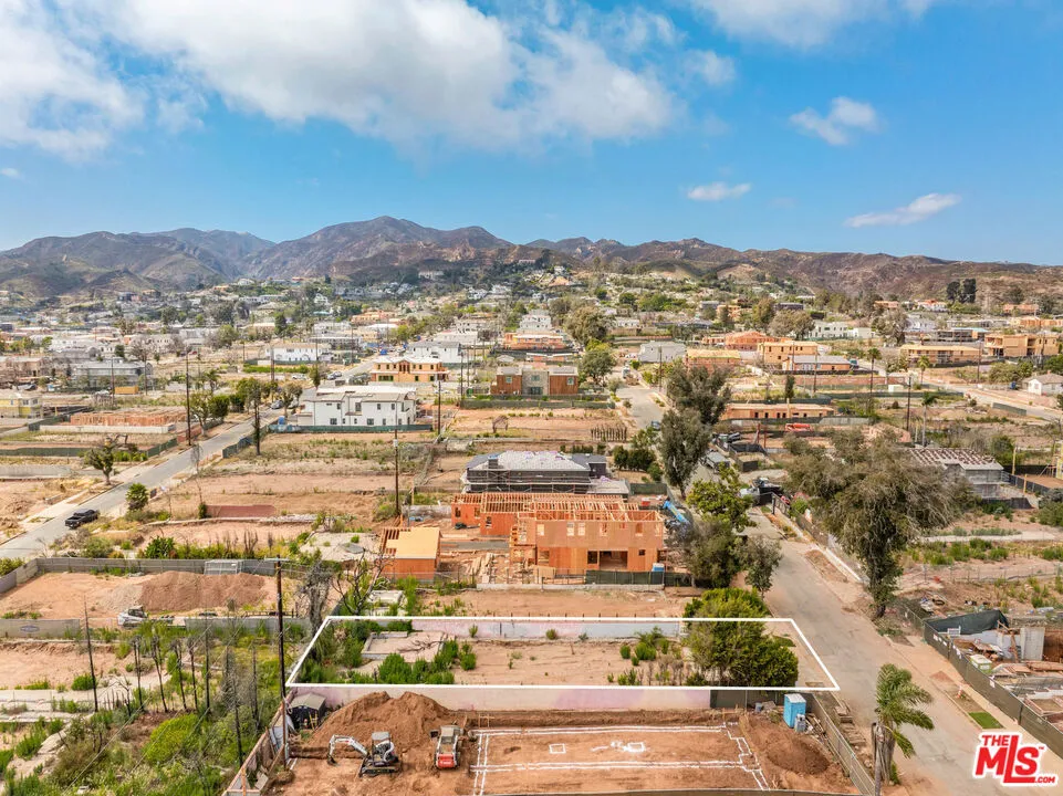 911 Hartzell Street Pacific Palisades, CA 90272