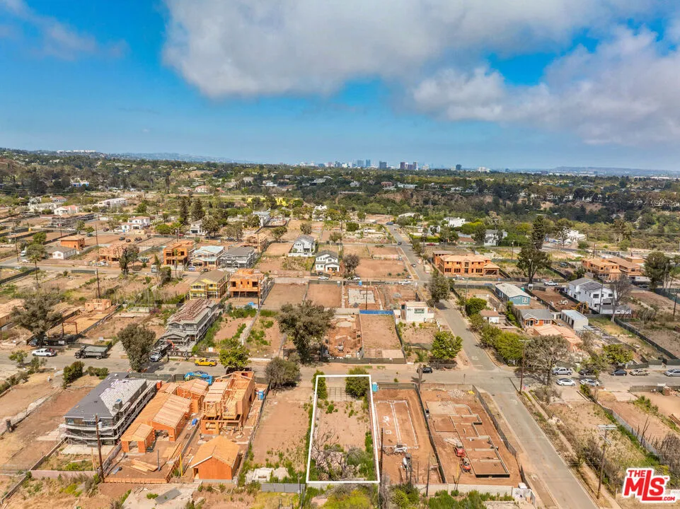 911 Hartzell Street Pacific Palisades, CA 90272