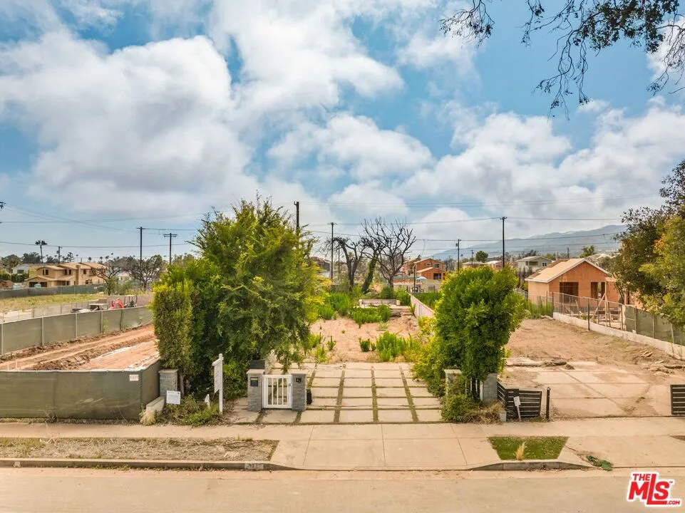 911 Hartzell Street Pacific Palisades, CA 90272