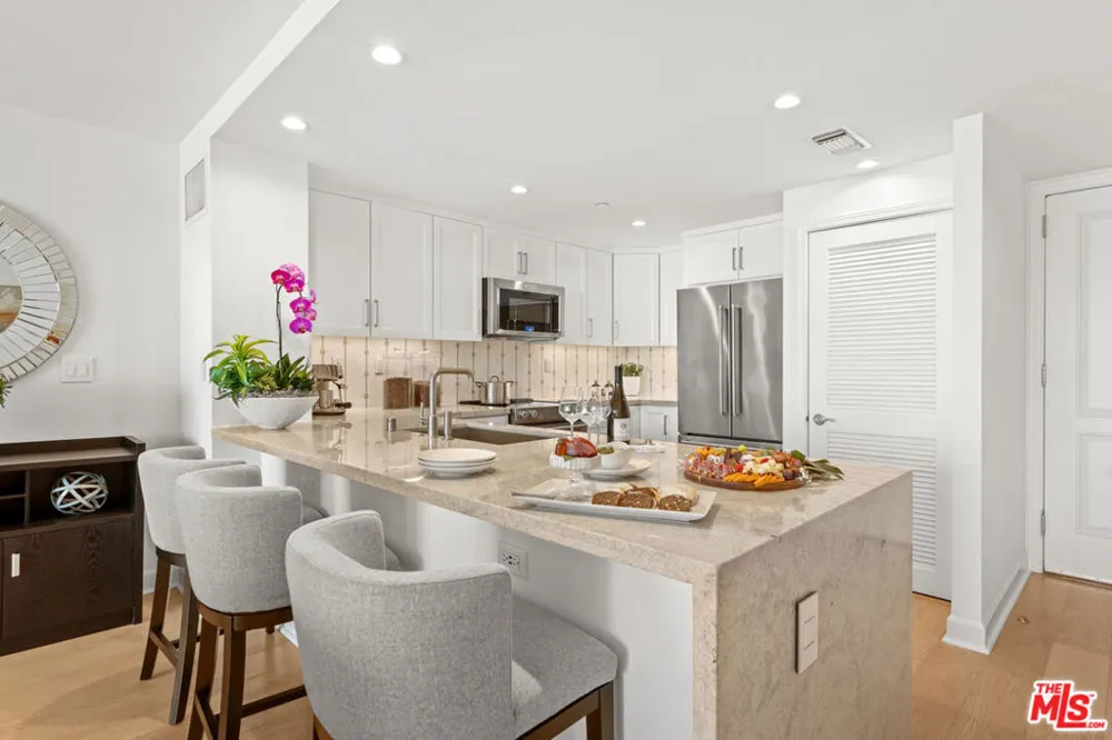 1221 W OCEAN AVENUE #804 Santa Monica, CA 90401