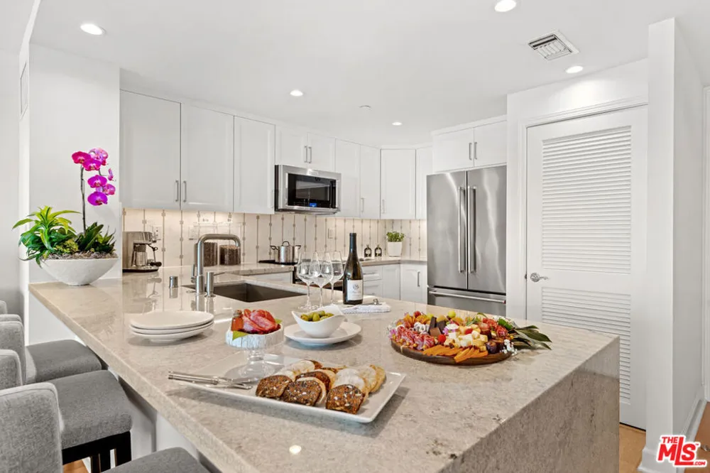 1221 W OCEAN AVENUE #804 Santa Monica, CA 90401