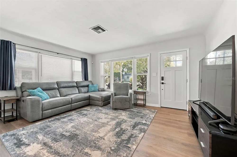 1044 32ND AVENUE St Petersburg, FL 33704