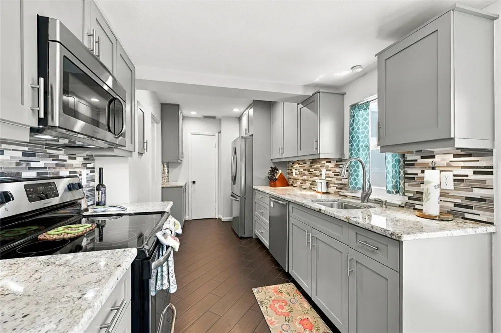 1044 32ND AVENUE St Petersburg, FL 33704