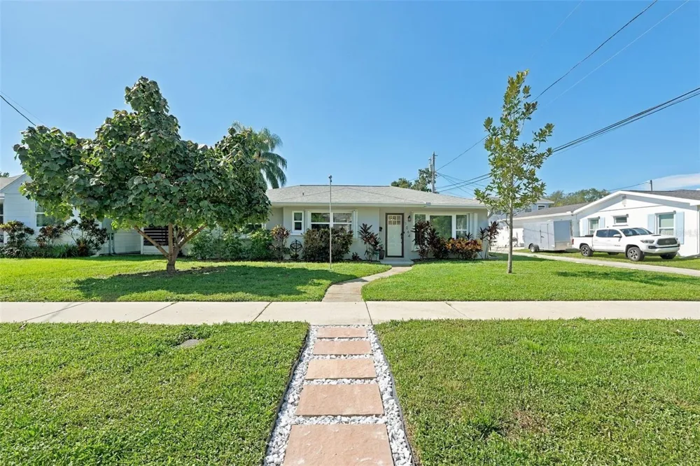 1044 32ND AVENUE St Petersburg, FL 33704