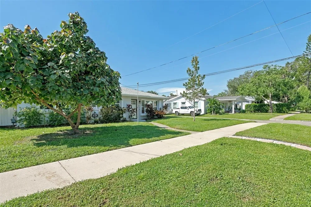 1044 32ND AVENUE St Petersburg, FL 33704