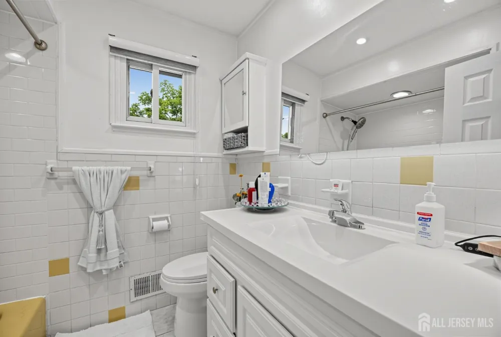193 McFarlane Road Colonia, NJ 07067