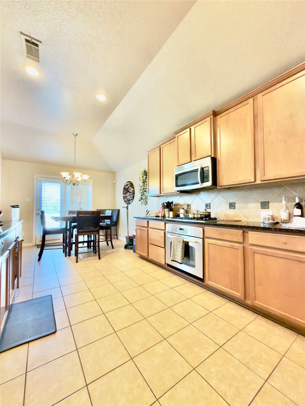 632 Rolling Hills Lane DeSoto, TX 75115