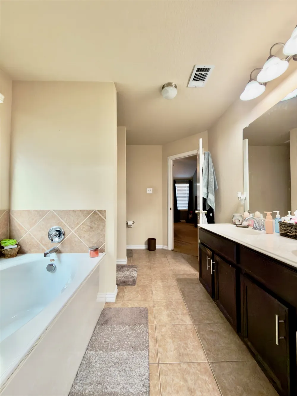 632 Rolling Hills Lane DeSoto, TX 75115