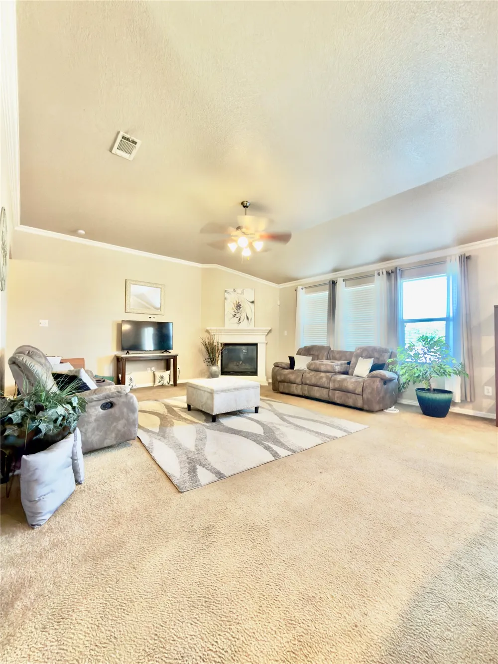 632 Rolling Hills Lane DeSoto, TX 75115