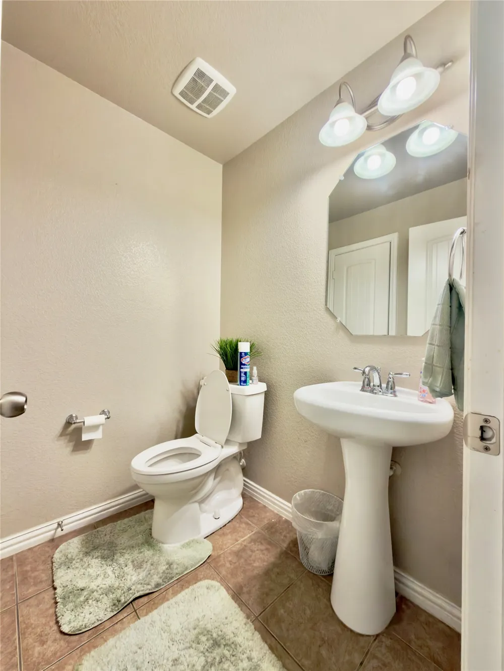 632 Rolling Hills Lane DeSoto, TX 75115